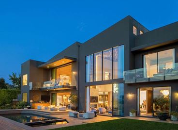 Разгледайте бившия дом на Риана и Криси Тейгън