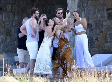 Лятното бягство на Мат Деймън и братята Хемсуърт на Миконос