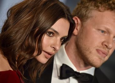 Емили Ратайковски и Себастиан Беър-МакКлард слагат край