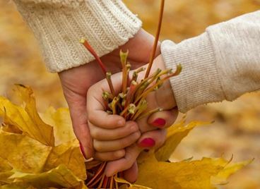 Мерло, изумруд и другите хитови цветове при есенния маникюр