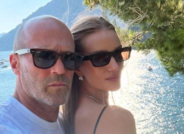 Роузи Хънтингтън-Уайтли и Джейсън Стейтъм: Семейна идилия на Амалфийското крайбрежие