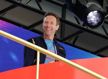 Крис Мартин хвана двойка в изневяра по време на концерт на Coldplay