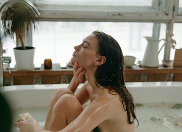 Тайната на лятната кожа започва под душа