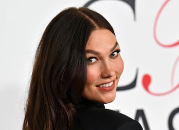 Карли Клос си купи култово модно списание