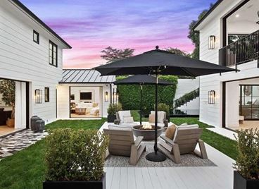 Риана дава къщата си под наем за 80 000 долара