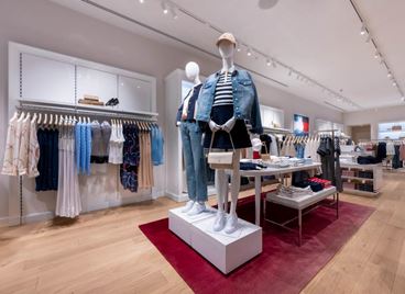 Tommy Hilfiger отбеляза 10 години в България с обновен магазин в София