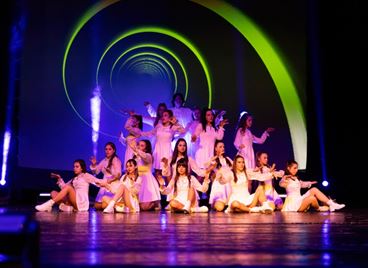 Най-голямото училище за модерни танци в България с премиерен спектакъл