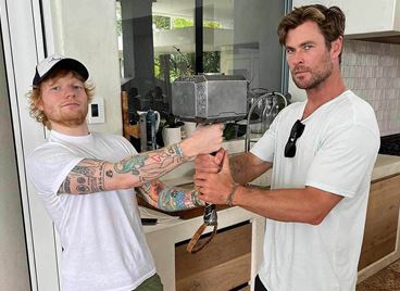 Крис Хемсуърт и Ед Шийрън: една неочаквано добра музикална комбинация