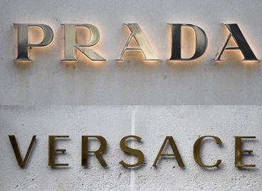 Prada поема контрола над Versace в сделка за 1,38 милиарда долара
