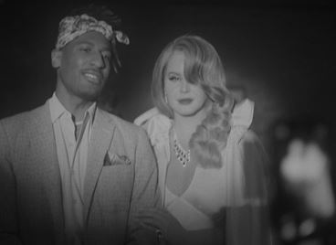 Лана Дел Рей блести като холивудска звезда в &quot;Candy Necklace&quot;