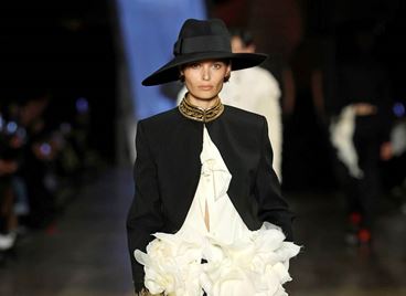 Новият сезон на Alexander McQueen: модерна изтънченост, романтика и лукс