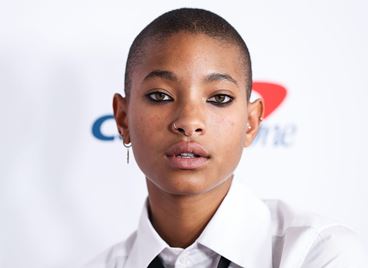 Уилоу Смит разказва защо обръсва отново главата си