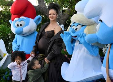 Риана дебютира с децата си на червения килим