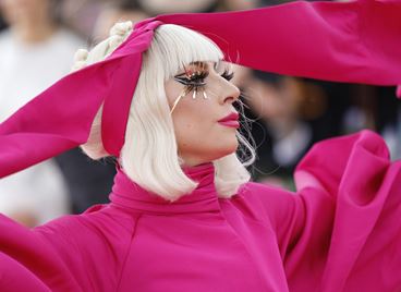 Лейди Гага най-накрая коментира роклята от месо