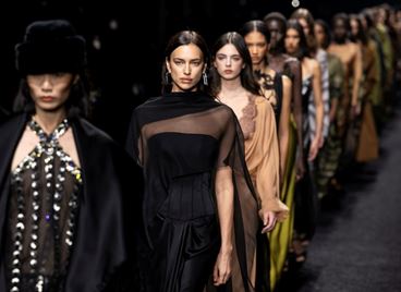 Игра на контрасти от Alberta Ferretti на Седмица на модата в Милано