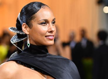 Алиша Кийс продължава грим линията си