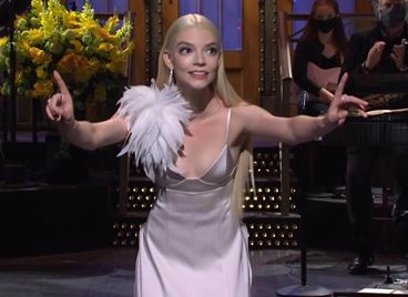 Аня Тейлър-Джой превърна SNL в истинско модно шоу