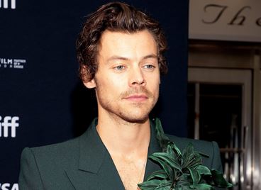 Хари Стайлс разкъса панталоните си пред Дженифър Анистън