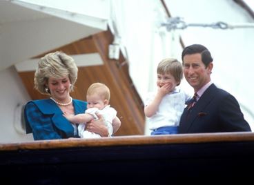 Защо принц Уилям и принц Хари никога не са вечеряли с родителите си на Коледа?