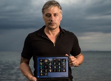 Дигитална галерия на Владо Карамазов представя изгряващите звезди на театъра