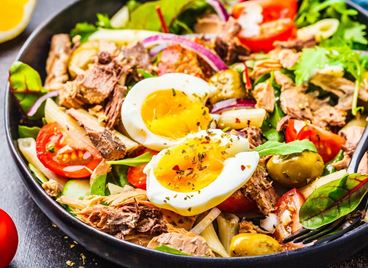 Зелена салата с риба тон и поширани яйца