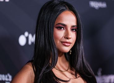 Becky G се сгоди за дългогодишния си приятел