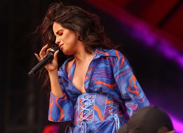 Камила Кабейо оставя проблемите настрана в &quot;Bam Bam&quot;