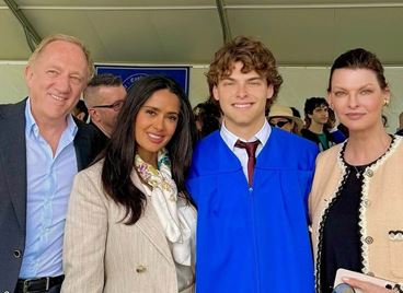 Салма Хайек и Линда Еванджелиста – съвременен урок по семейна зрялост и обич