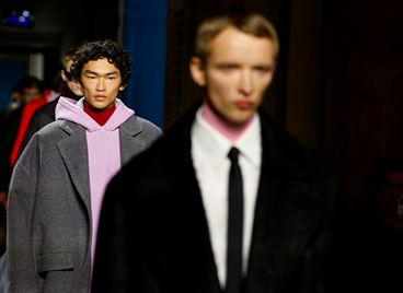 Valentino: изчистен дизайн в контраст с ярките цветове