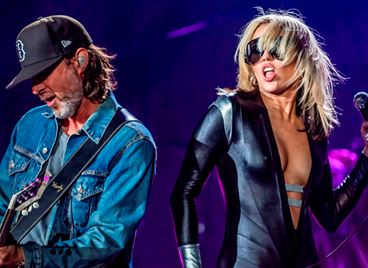 Майли Сайръс взривява пазара с нов концертен албум