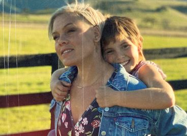 Пинк издаде парче в колаборация с 9-годишната си дъщеря