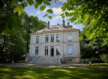 Последната вила на Карл Лагерфелд излиза на търг