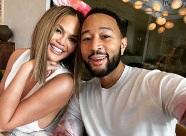 Криси Тейгън не е бременна, но с Джон правят опити