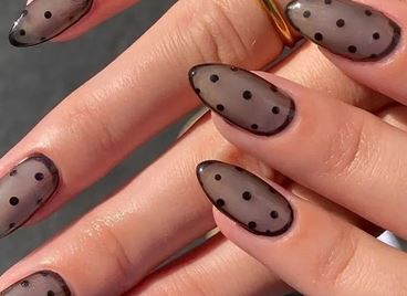Маникюр "Sheer Stockings": новият зимен тренд, който покори модния свят