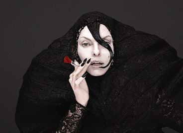 Линда Еванджелиста e неузнаваема за корицата на V Magazine