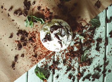 Домашен ментов сладолед с парченца шоколад