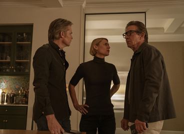 Клеър Дейнс и Тимъти Олифант се въртят &quot;В кръг&quot;