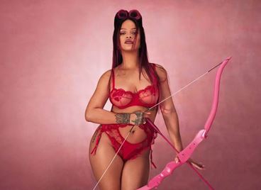 Риана разпали страстите с новата си колекция бельо за Свети Валентин