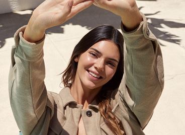 Новият viral момент: Кендал Дженър за Jacquemus