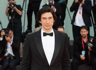 Какво държи в ръцете си Адам Драйвър?