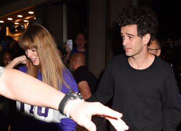 Мати Хийли се извини на Тейлър Суифт по време на концерт