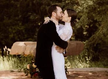 Лили Колинс се омъжи тайно, вижте снимки от красивата сватба