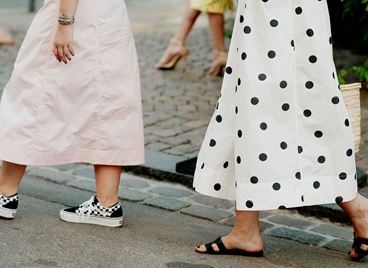 Рокля и маратонки: Trendy дуетът на пролет 2022