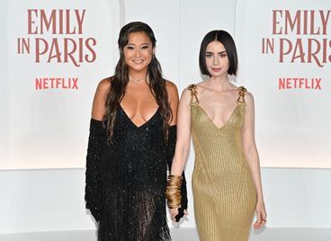 Лили Колинс и Ашли Парк блестят на премиерата на &quot;Emily in Paris&quot;