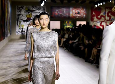 Миналото среща бъдещето в новата haute couture колекция на Dior