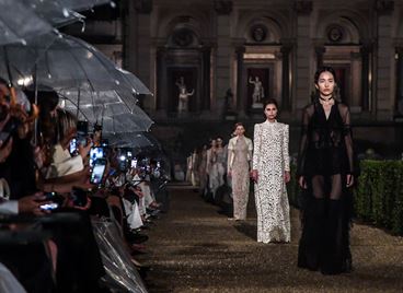 Дъждовна магия в Рим: Dior представи новата си круизна колекция