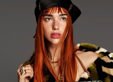 Огнената Дуа Липа в огнената кампания на Versace