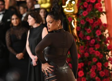 По червения килим на Оскарите, който всъщност не беше червен