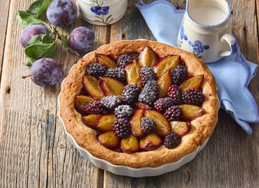 Тарт със сливи и къпини и аромат на ром