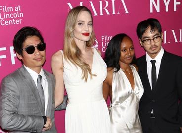 Анджелина Джоли с три от децата на прожекцията на &quot;Мария&quot;